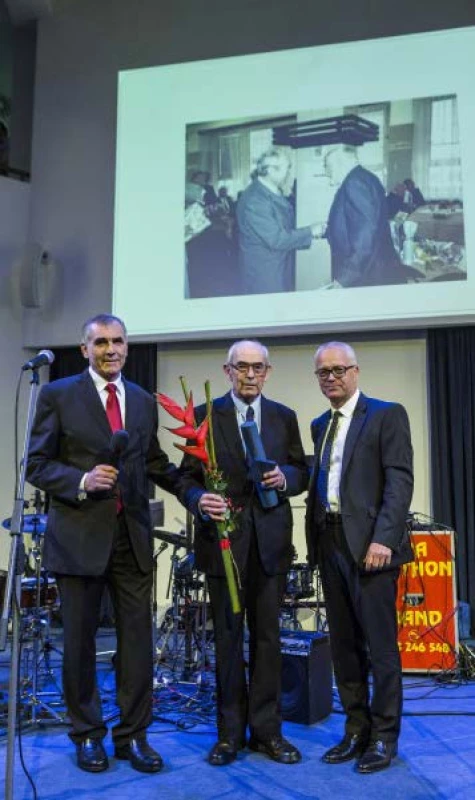 Doc. Krolupper obdržel od prof. Babjuka a doc. Kočvary medaili E. Hradce
Fig. 3. Doc. Krolupper received the Medal of E. Hradec from prof. Babjuk and doc. Kočvara