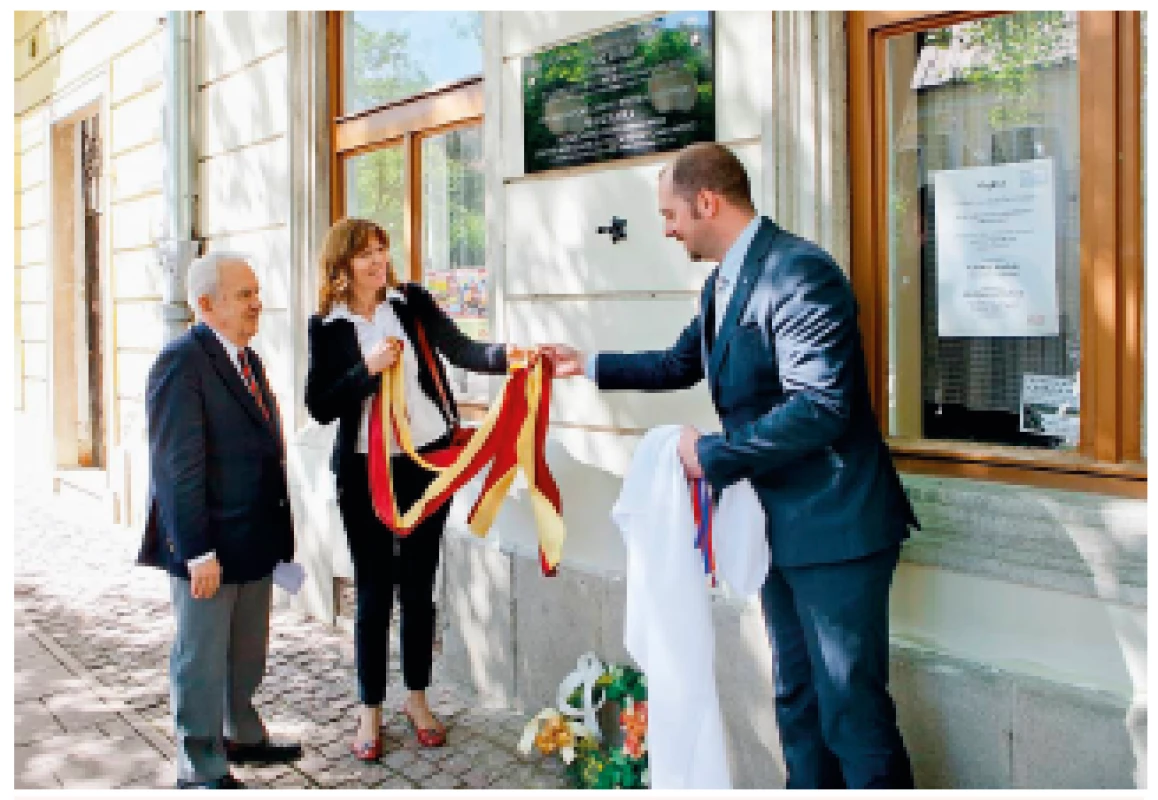 Odhalenie pamätnej tabule Franzovi Kafkovi v Sátoraljaújhelyi (Maďarsko)
RNDr. Markétou Mališovou z Prahy za prítomnosti viceprimátora mesta Sátoraljaújhely Dénesa Danka (prvý zprava) a iniciátora tejto akcie prof. MUDr. Miroslava Mydlíka, DrSc., z Košíc (prvý zľava)