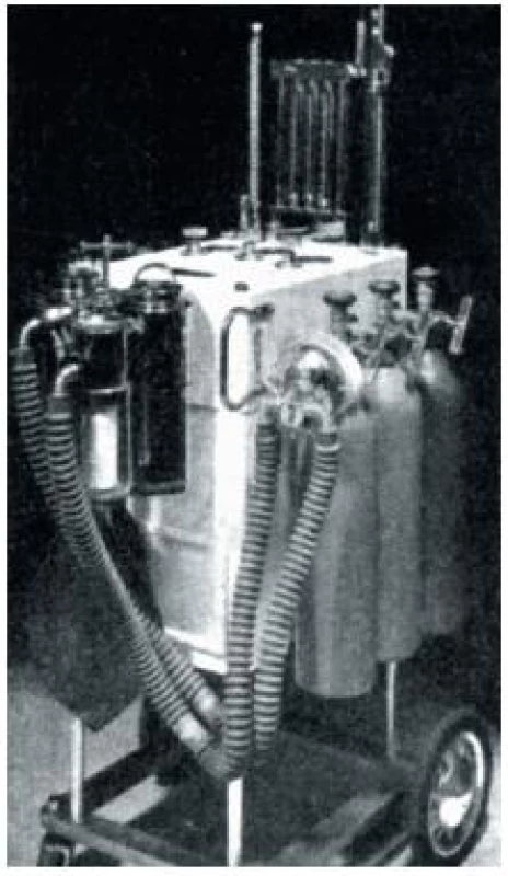 Narkotizační přístroj Vatra N 3 s původními průtokoměry pro N<sub>2</sub>O a CO<sub>2</sub>, s tonometrem, s vodním manometrem na PEPP a se 2 pohlcovači CO<sub>2</sub>