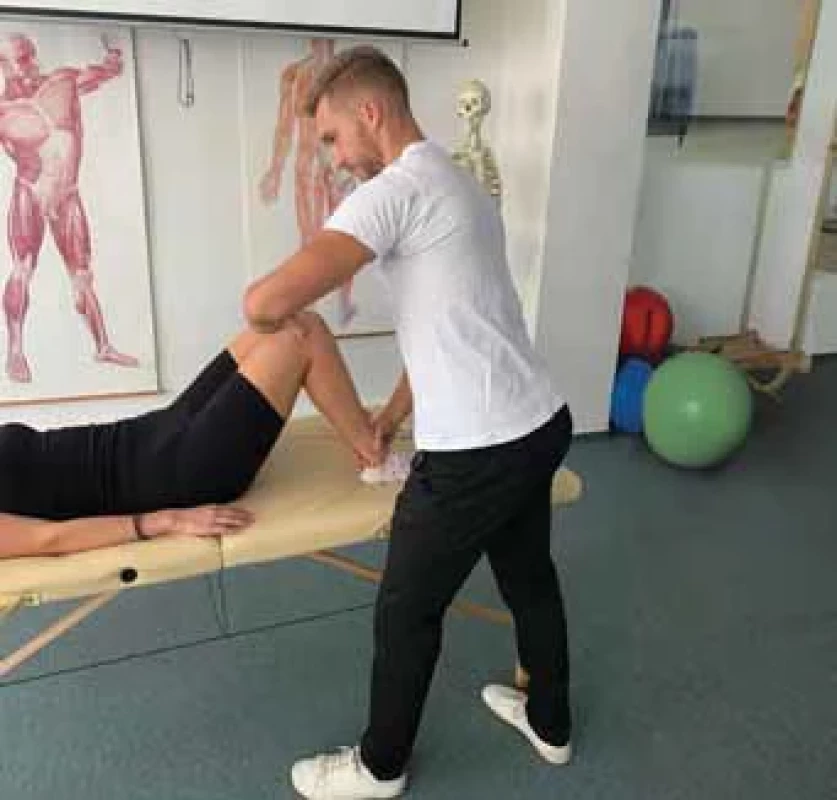 Kompresný test v ľahu na chrbte. Fig. 1. Supine compression test.