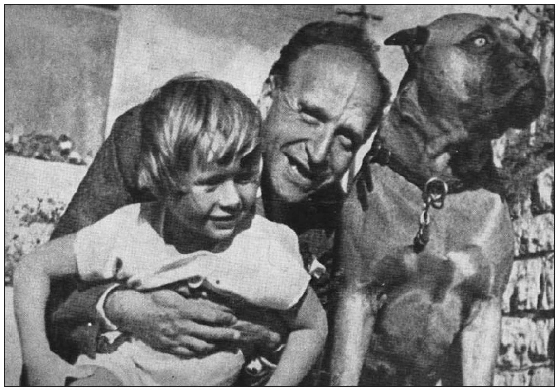 František Langer se synem na zahradě své vily v Podolí.