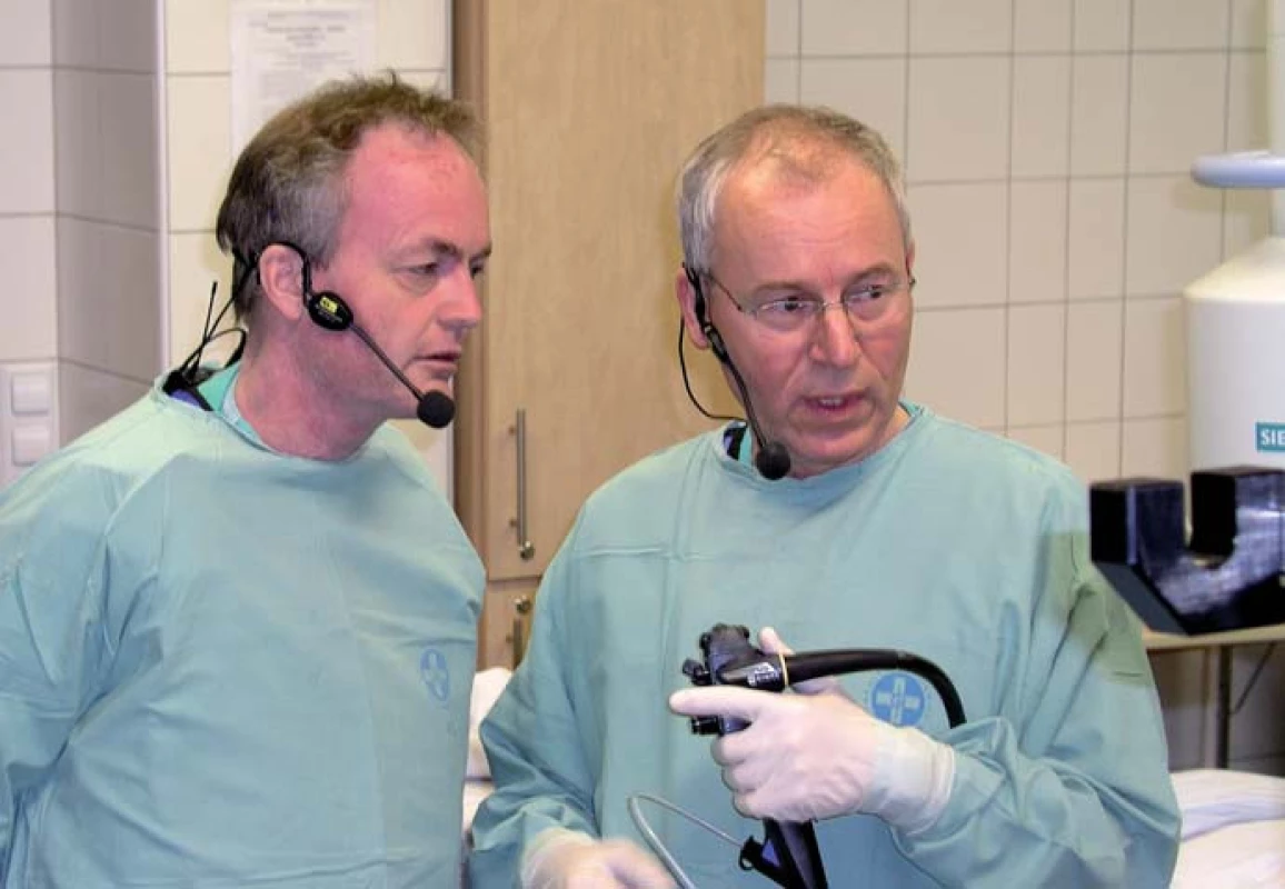 Hradecký mezinárodní endoskopický workshop: prof. L. Aabakken a prof. S. Rejchrt (vpravo).
Fig. 3. International endoscopy workshop in Hradec Králové: Professor L. Aabakken and Professor S. Rejchrt (on the right).