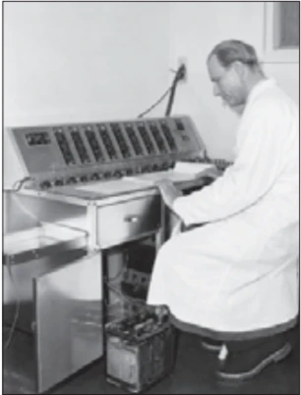 Doc. MUDr. Ivan Lesný u EEG přístroje Grass (cca 1949). (zdroj: MÚA AV ČR, fond Kamil Henner ml.) Fig. 7. Assoc. Prof. Ivan Lesný, MD, at a Grass EEG machine (c. 1949). (source: MIA CAS, collection Kamil Henner Jr.)