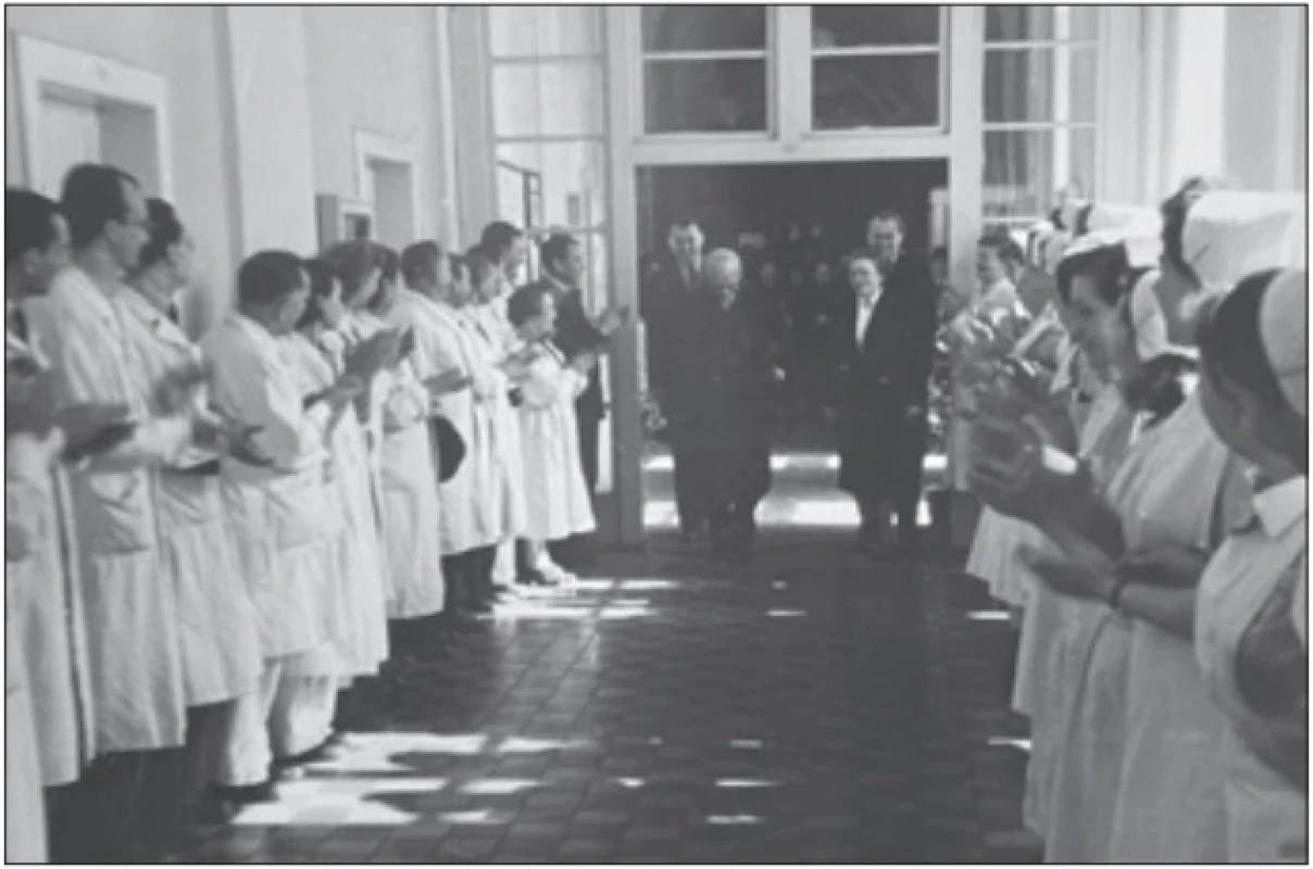 Příchod akademika Hennera na kliniku v den oslavy jeho 60. narozenin 30. 3. 1955. Uprostřed vchází Kamil Henner v doprovodu Elišky Klimkové-Deutschové, za nimi vlevo Jan Jirout, vpravo Ivan Lesný. (zdroj: MÚA AV ČR, fond Kamil Henner ml.) Fig. 6. Arrival of Academician Henner at the department on the day of the celebration of his 60th birthday, 30 March 1955. Kamil Henner is seen entering in the center, accompanied by Eliška Klimková-Deutschová; behind them are Jan Jirout on the left and Ivan Lesný on the right. (source: MIA CAS, collection Kamil Henner Jr.)