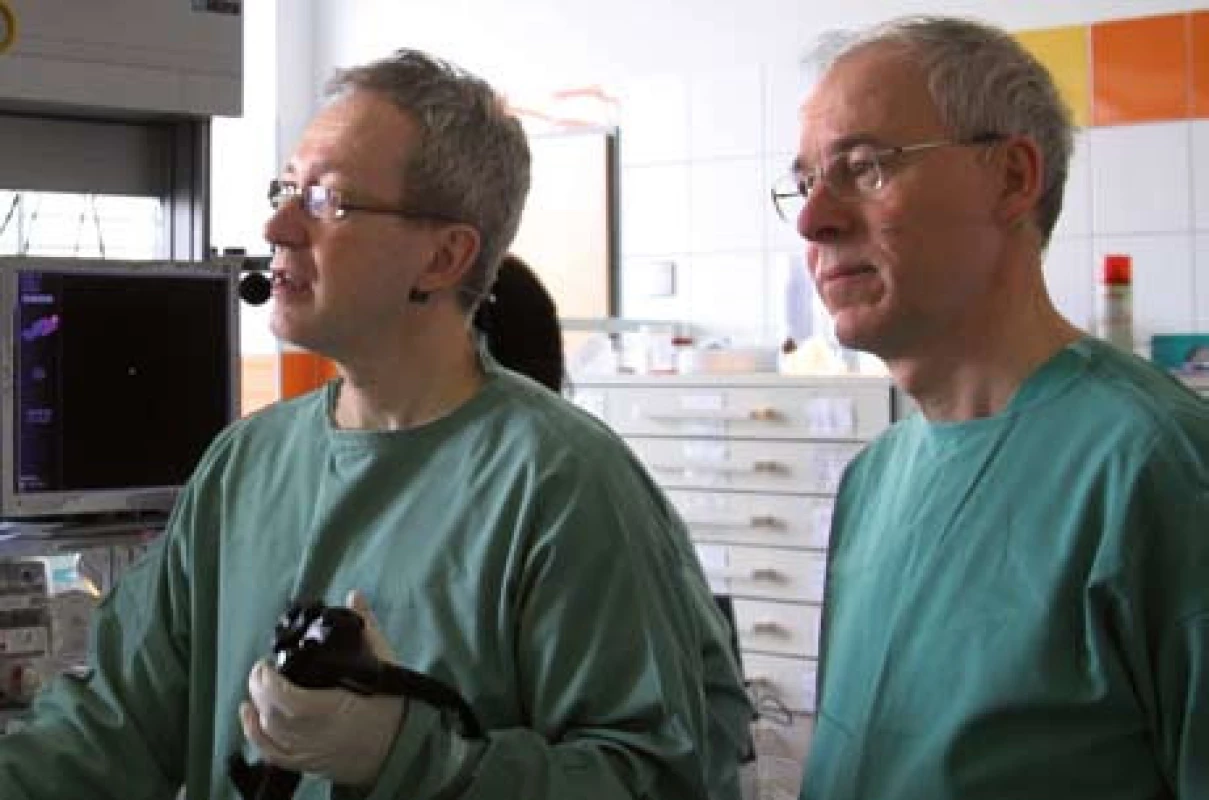 Björn Rembacken společně se Stanislavem Rejchrtem během endoskopického výkonu.
Fig. 1. Björn Rembacken together with Stanislav Rejchrt during endoscopic procedure.