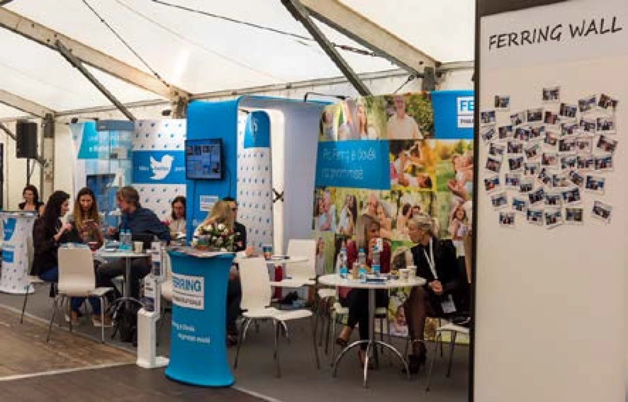 Stánek mediálního partnera ČUS pro projekt Twitter, společnosti Ferring
Fig. 10. Stand of the Ferring company, the media partner of the ČUS for the Twitter project