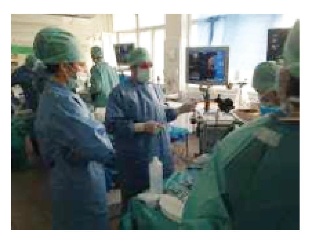 Prednosta MUDr. M. Sičák, Ph.D., pri instruktáži fess a chirurgie báze lebečnej.