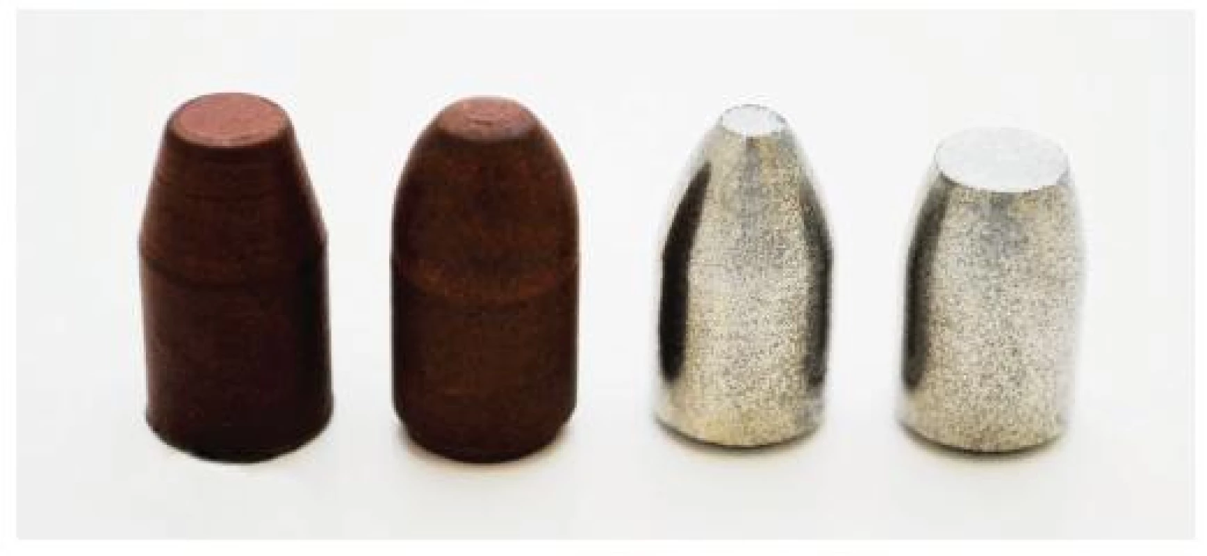 Různé druhy pistolových střel frangible v ráži 9 mm Luger; zleva 2 střely vyrobené z měděného prášku, vpravo 2 střely vyrobené ze železného prášku.