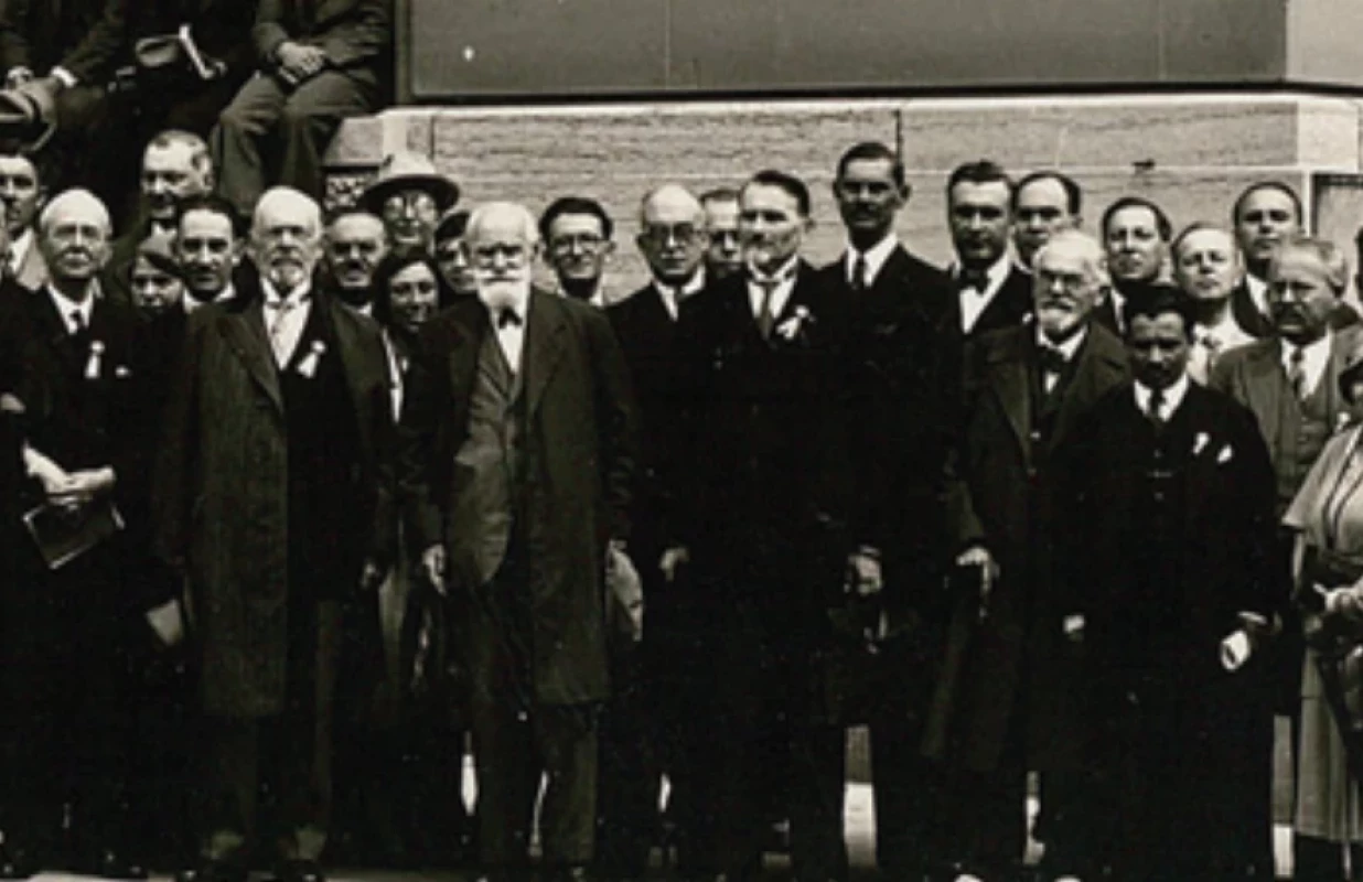 Výřez ze skupinové fotografi e účastníků 1. mezinárodního neurologického kongresu v Bernu (1931). Fig. 8. Detail of a group photograph of participants at the First International Neurological Congress, Bern, 1931.