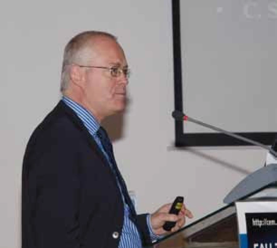 Předseda ČUS prof. Marko Babjuk (Motol, Praha) předsedá panelu „Active surveillance of prostate cancer“. V panelu plném význačných urologů zasedl i prof. H. van Poppel (Leuven, Belgie, vlevo), předseda Evropské školy urologie (ESU), vyslanec EAU na CEM.