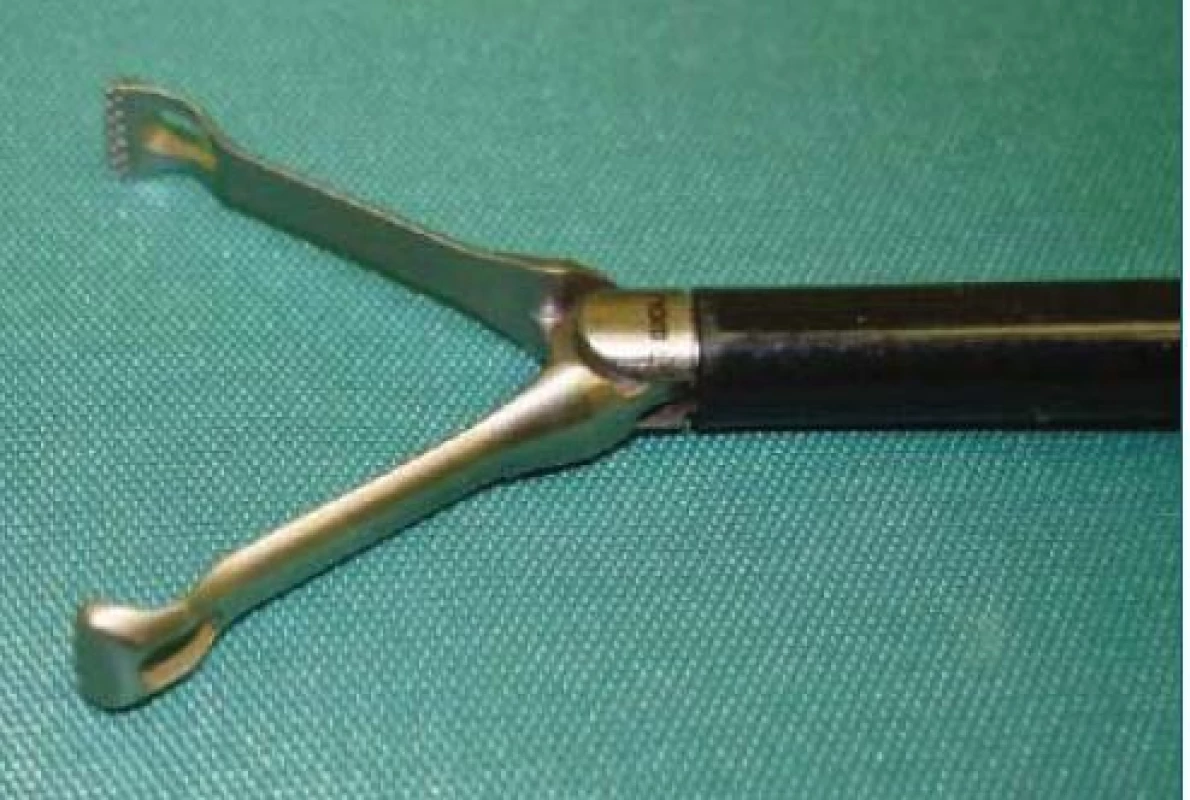 Babcock sloužící k atraumatickému uchopení cév.