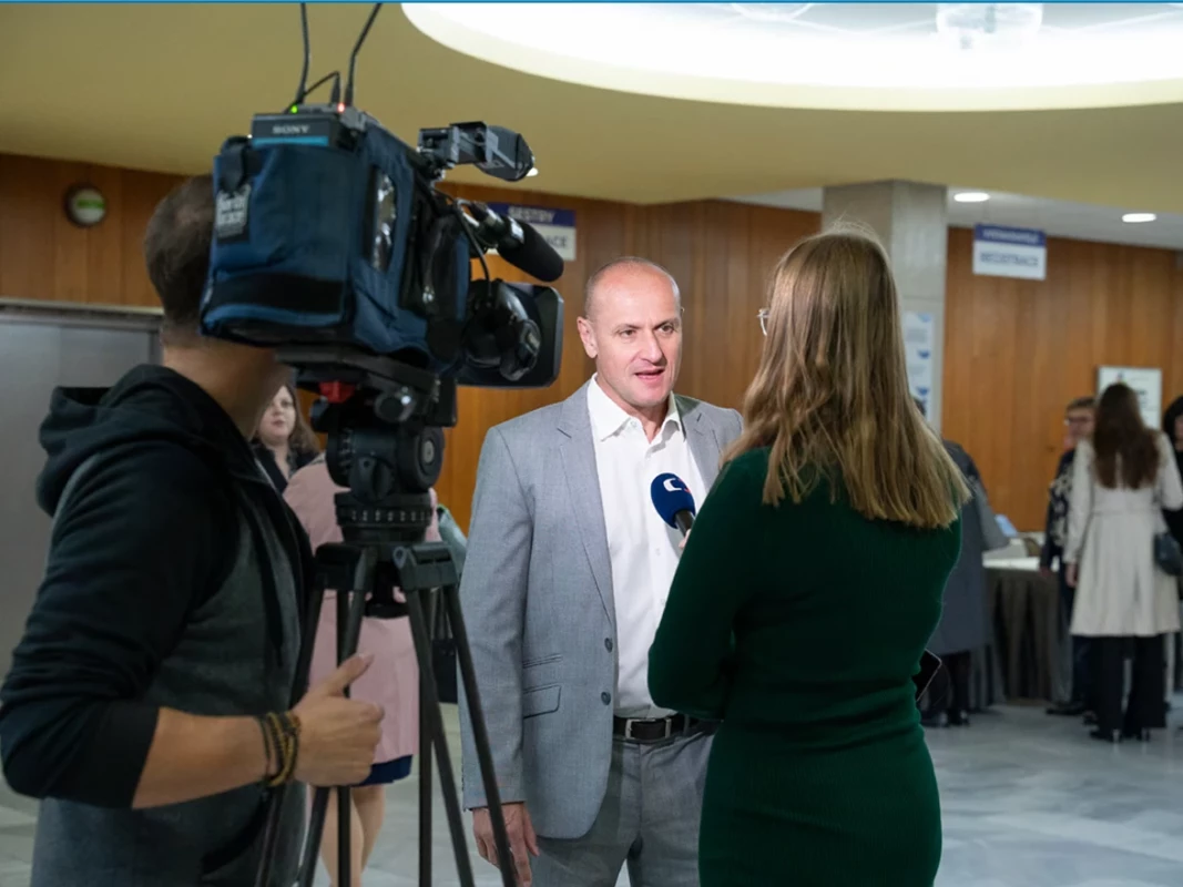 Prezident ČUS prof. Zachoval v reportáží České  televize.  Fig. 2. President of the Czech Urological Society,   Prof. Zachoval, in an interview for Czech Television.