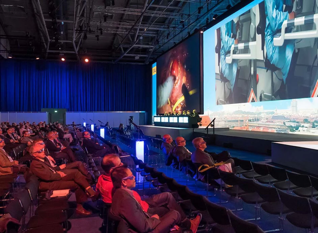Velký prostor v programu měla živá videa z operačních sálů
Fig. 2. A large part of the programme was occupied by live videos from operating theatres http://eaumunich2016.uroweb.org/live-surgery-at-eau16/