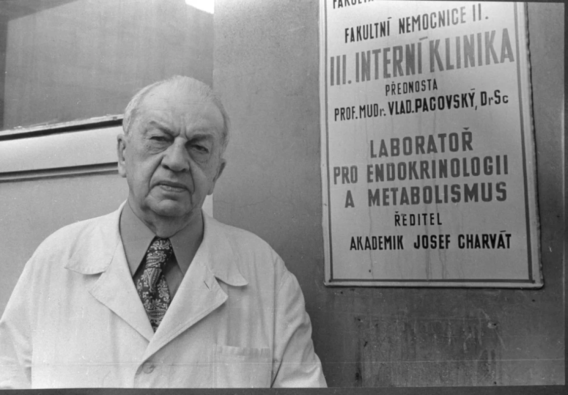 Profesor Josef Charvát před vchodem do areálu Divizní nemocnice (po roce 1970)