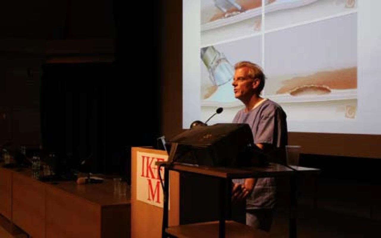 Prof. Bergman během své přednášky v kongresovém sále IKEM.
Fig. 2. Prof. Bergman speaking at Congress center in IKEM.