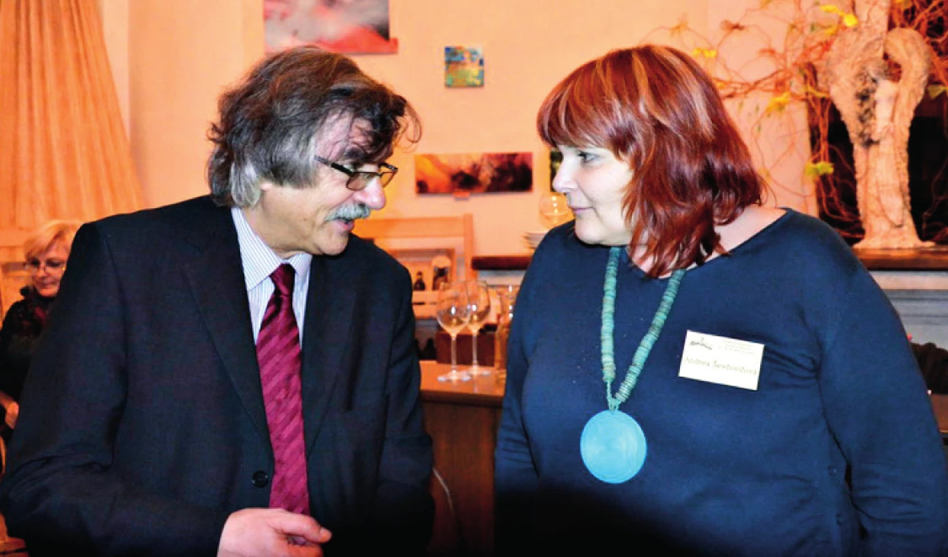 Rektor Univerzity Komenského v Bratislavě Prof. RNDr. Karol Mičieta, DrSc., při hovoru se slovenskou kolegyní RNDr. Andreou Ševčovičovou, Ph.D.