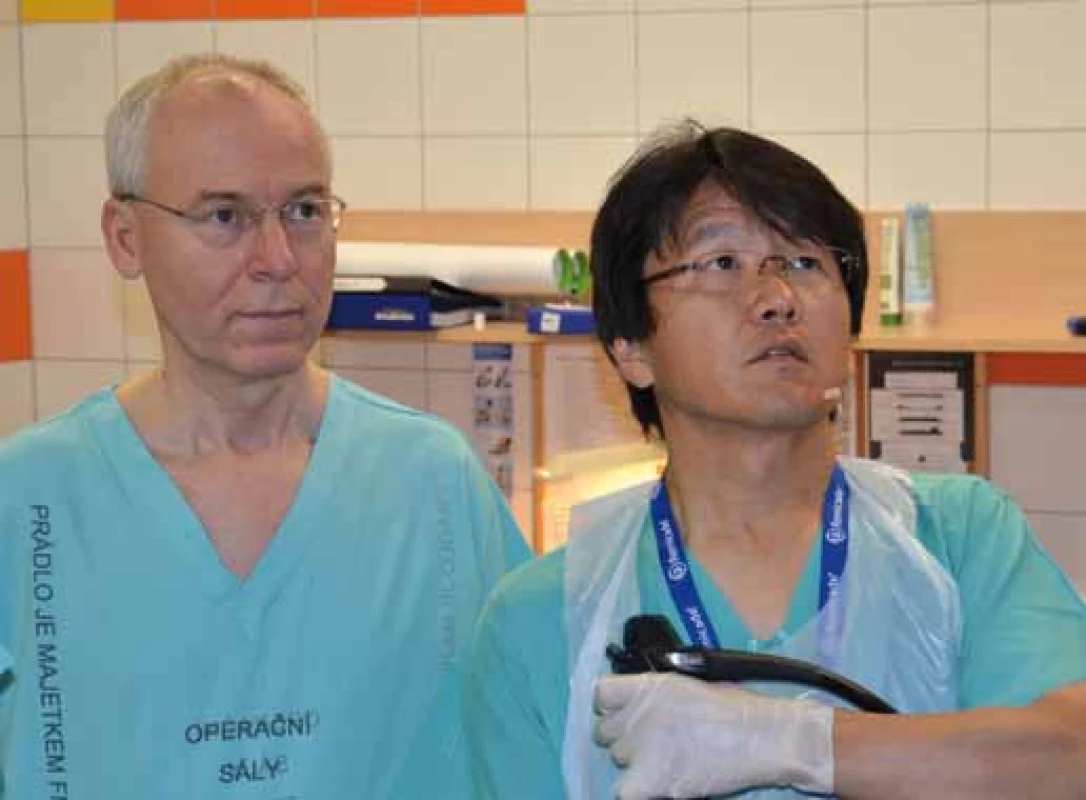 Soustředění profesoři Hironori Yamamoto a Stanislav Rejchrt při endoskopickém výkonu.
Fig. 1 Professors Hironori Yamamoto and Stanislav Rejchrt concentrate at an endoscopic intervention.