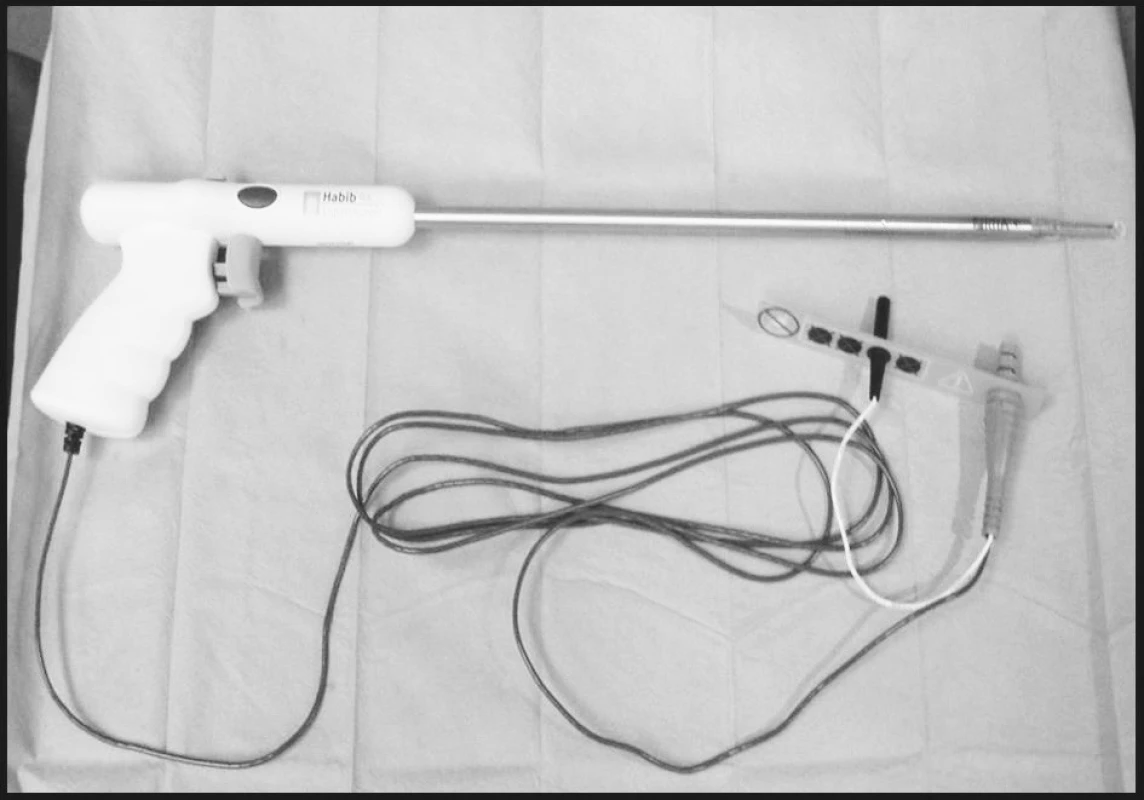 The laparoscopic Habib™ 4X (bipolární přístroj)
Obr. 1. The laparoscopic Habib™ 4X (bipolar device)