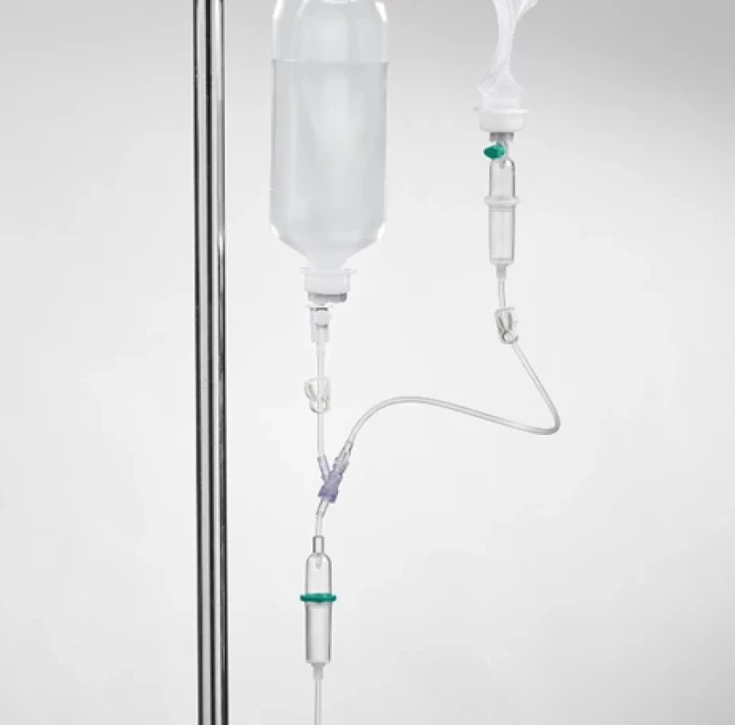 Příklad infuzní soupravy umožňující proplach celého infuzního setu po každém podání léku, bez nutnosti přepichování infuzního kontejneru
