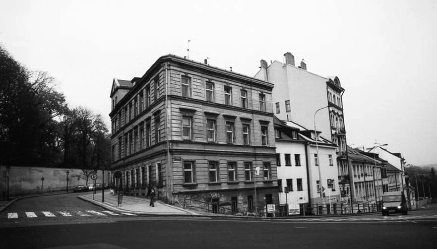 Dům na křižovatce mezi ulicemi Viničná a Benátská, první sídlo zubní kliniky