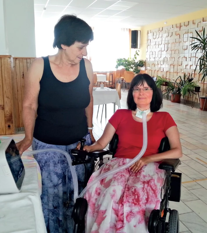 Aplikace MI-E u nemocné s tracheotomií.