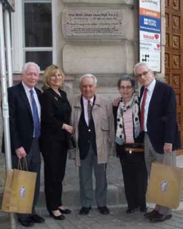 Zľava: prof. Peter Ganz, MD, a jeho manželka Miriam, prof. MUDr. Miroslav Mydlík, DrSc., Patrícia Ganzová, MD, so svojím manželom prof. Tomášom Ganzom, MD, PhD., pri pamätnej tabuli ich otca prof. MUDr. Vilama Ganza, PhD., FACC, na budove Premonštrátskeho gymnázia v Košiciach