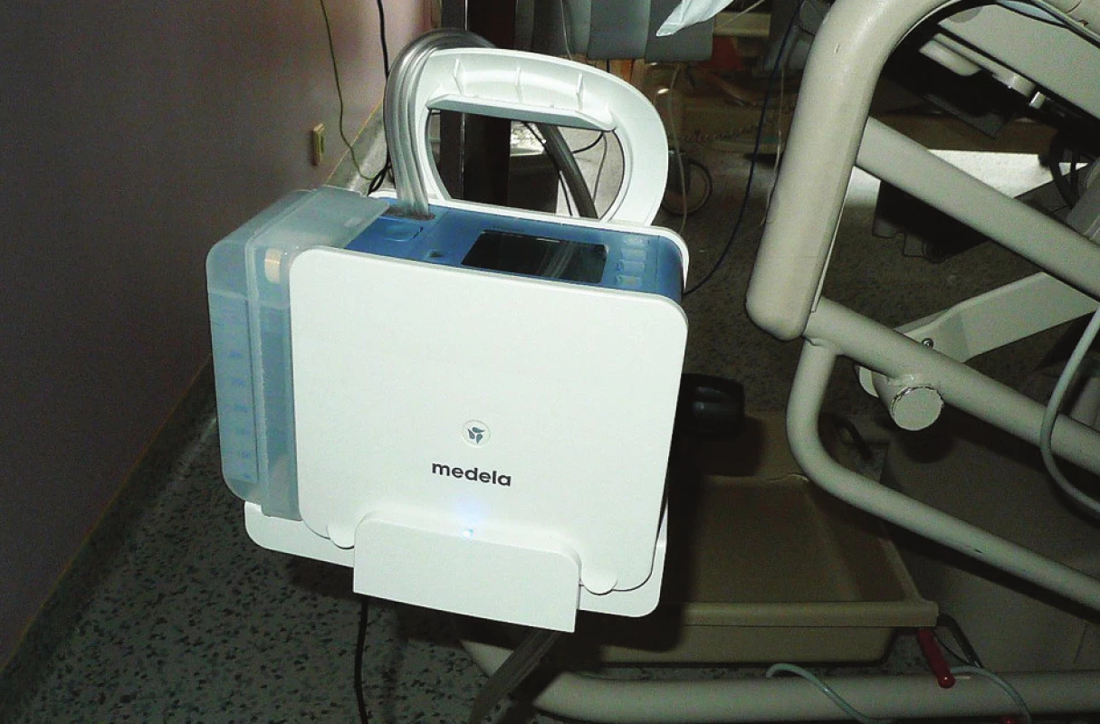 Přenosná pumpa pro hrudní sání Medela Topaz™ v provozní pozici na JIP lůžku
Fig. 7: The Medela Topaz™ mobile chest suction pump in the operating position with an ICU bed
