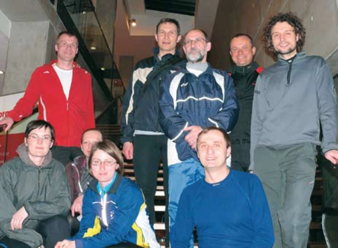 Nultého ročníku Běhu Salónem republiky se zúčastnilo 10 sportovců (P. Vítek se zpozdil na startu, a proto není na fotografii zachycen).
Fig 1. 10 athletes took part in the first edition of the Salon of the Republic Run (P. Vítek was delayed at the start, and so cannot be seen on the photo).