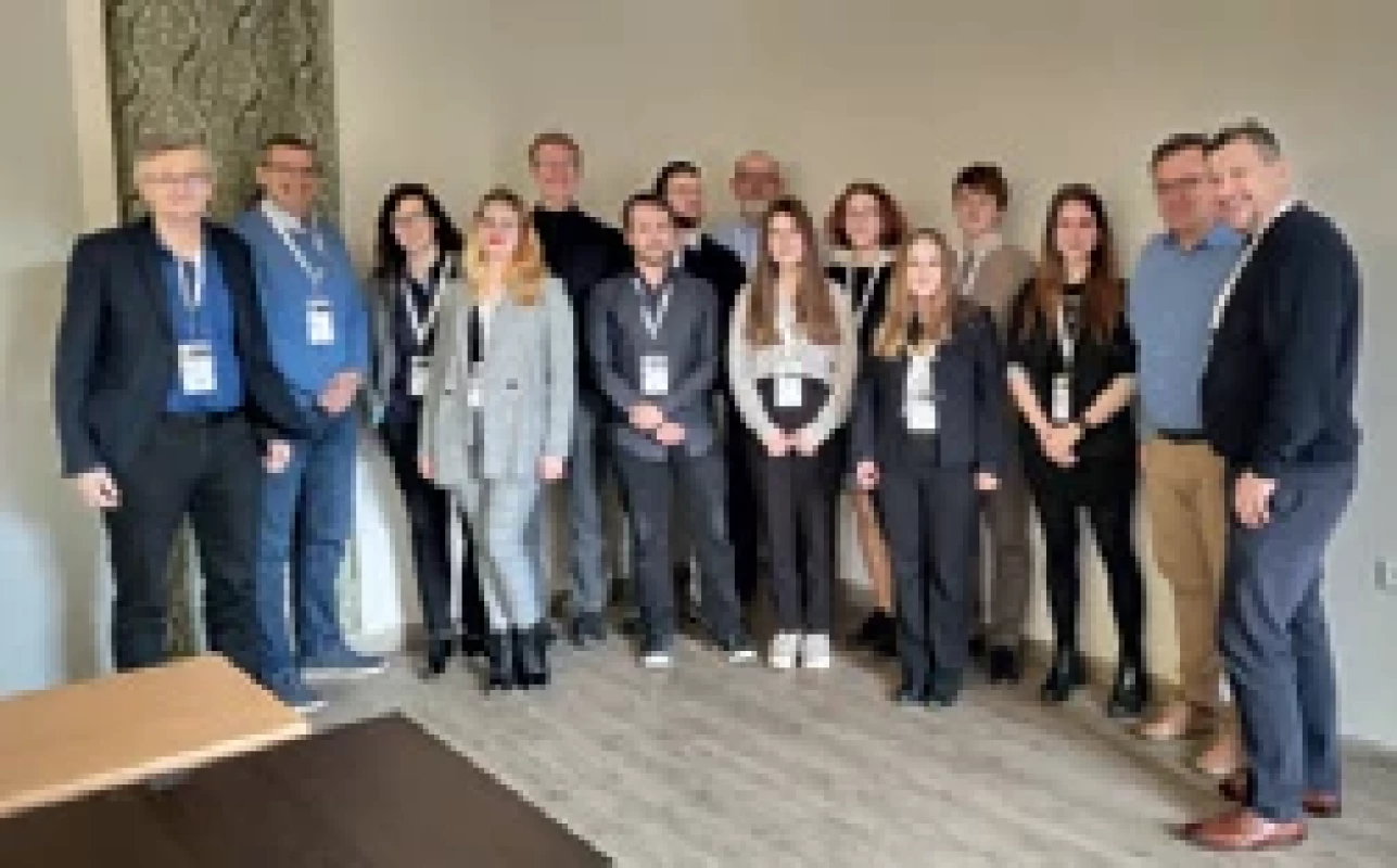 Společná fotografi e zástupců výboru PS ČLS JEP s nadějnými studenty LF, kteří mají zájem o obor psychiatrie. Vítězové soutěže projektu 100rocne.cz. (foto: Lenka Knesplová)