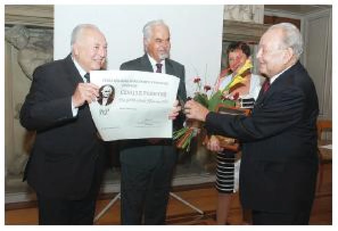 Předání Ceny J. E. Purkyně
Na snímku zleva: prof. MUDr. Jaroslav Blahoš, DrSc., prof. MUDr. Vladimír Palička, CSc., dr.h.c., Eva Ponocná, ředitelka sekretariátu a prof. MUDr. Pavel Klener, DrSc.
