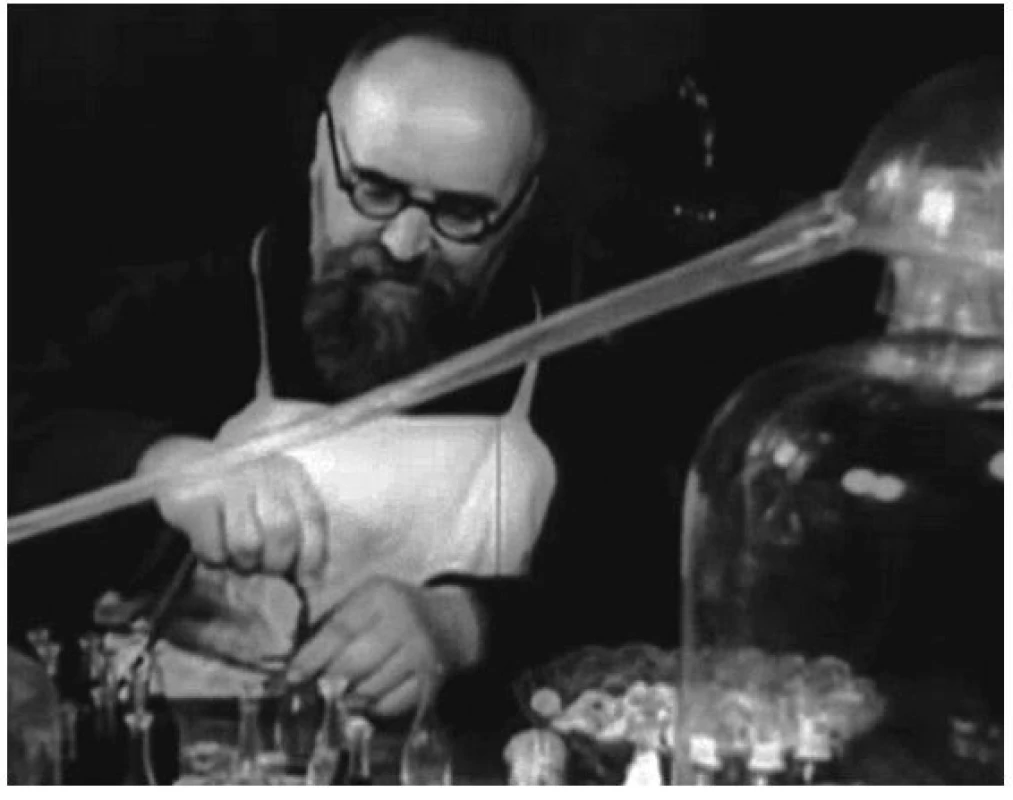 Fr. Christinus Jonáš při adjustaci kapucínského balzámu (foto podle filmu z roku 1938)