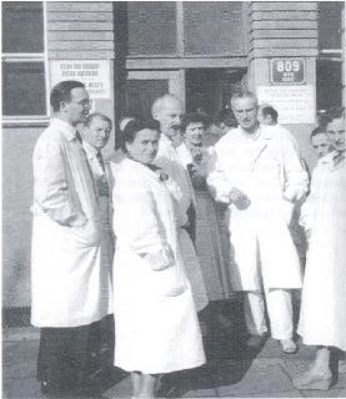 Prvý kardiologický kurz a prvá atestácia z kardiológie. Zľava: MUDr. P. Jerie, MUDr. J. Eiseltová, MUDr. K. Pronay, MUDr. M. H. Hermanová, prof. MUDr. J. Brod, DrSc., MUDr. M. Takáčová.