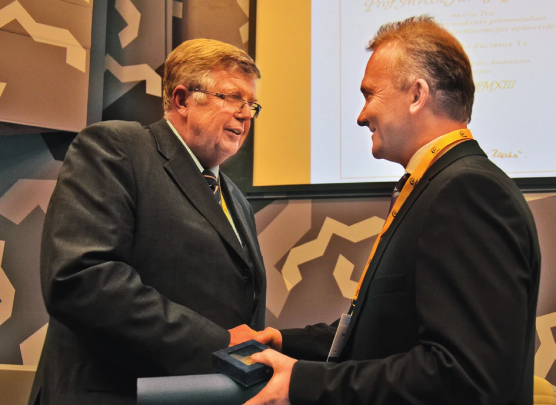 Předání bronzové medaile ČLS JEP prof. Pellantovi.
