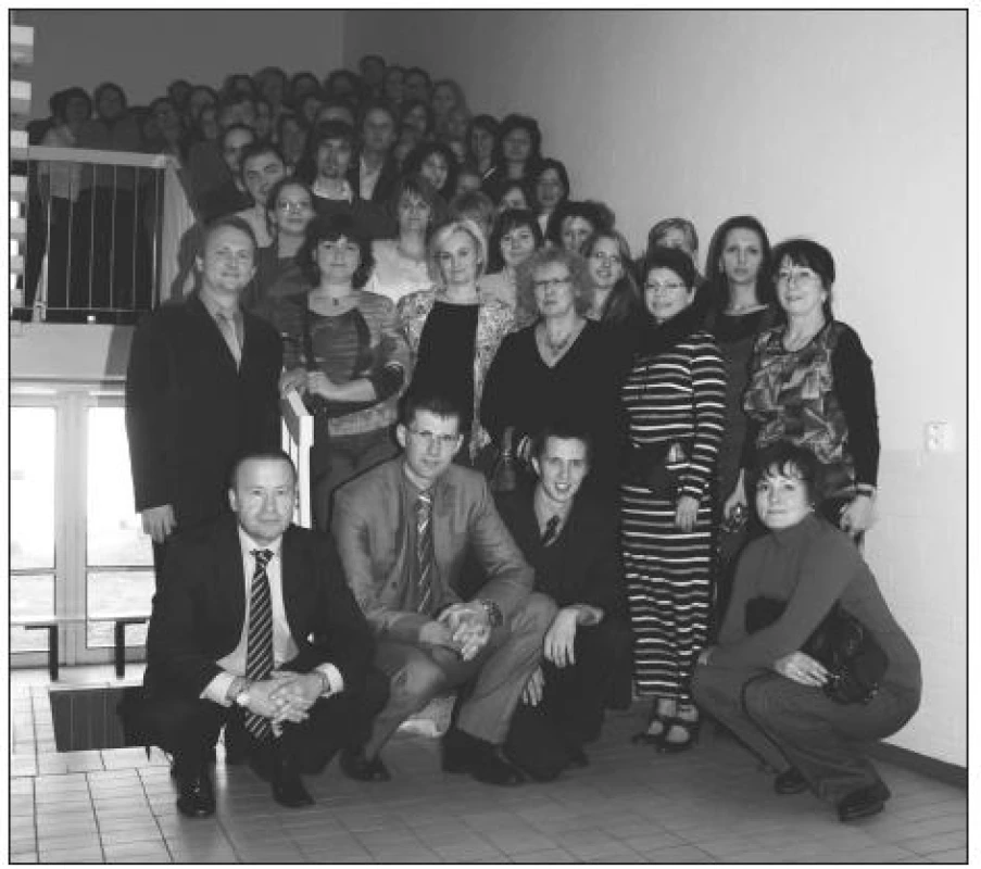 Společná fotografie účastníků sympozia.