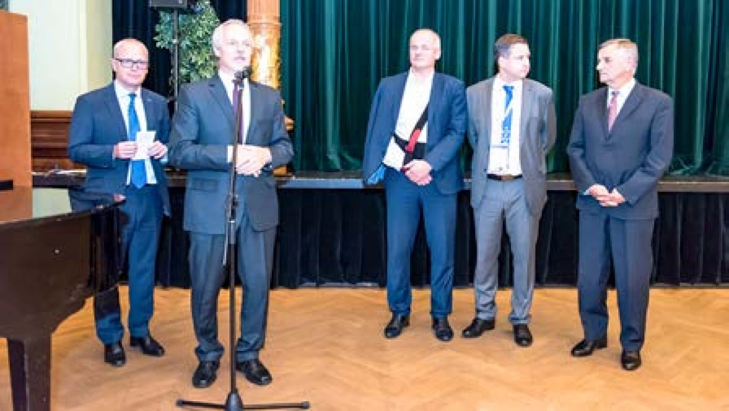 Prof. T. Hanuš přednáší na uvítacím večeru 18. 10. 2017 laudatio prof. MUDr. Jána Klimenta, CSc. (vpravo), který se stal laureátem medaile prof. MUDr. Eduarda Hradce, DrSc.; sleduje jej kromě prof. Babjuka a prof. Hory i uprostřed stojící prof. R. Prymula, náměstek ministra zdravotnictví
Fig. 4. At the welcome evening on 18 October 2017, prof. T. Hanuš delivers a laudation honouring prof. Ján Kliment, MD, CSc., who became the laureate of the medal of prof. Eduard Hradec, MD, DrSc. Also present are prof. Babjuk and prof. Hora as well as prof. R. Prymula, Deputy Minister of Health (standing in the middle)