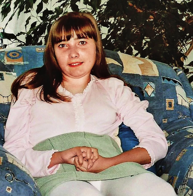 Dívka s Rettovým syndromem, 17 let, mycí pohyby rukou, výrazná skolióza, imobilita.