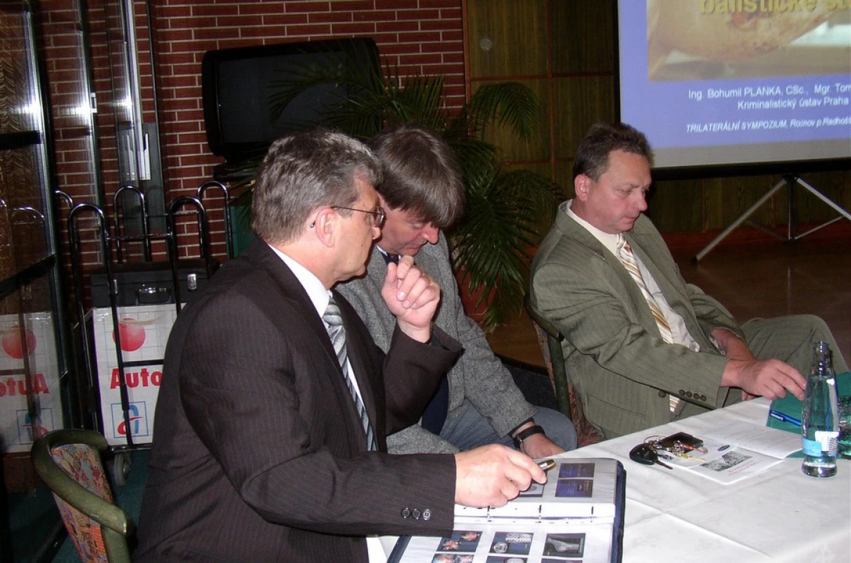 zleva doc. MUDr. Leopold Pleva, CSc., primář Traumatologického centra, MUDr. Igor Dvořáček, Ph.D., přednosta Ústavu soudního lékařství a plk. JUDr. Luboš Valerián, Ph.D., z Policie ČR Správy Sm kraje Ostrava