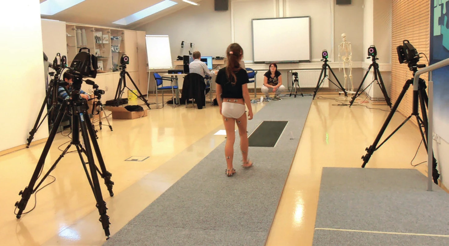 Prostor pro snímání pohybu a přístroje pro záznam pohybu.
Fig. 3. Observation space and the motion capture system.