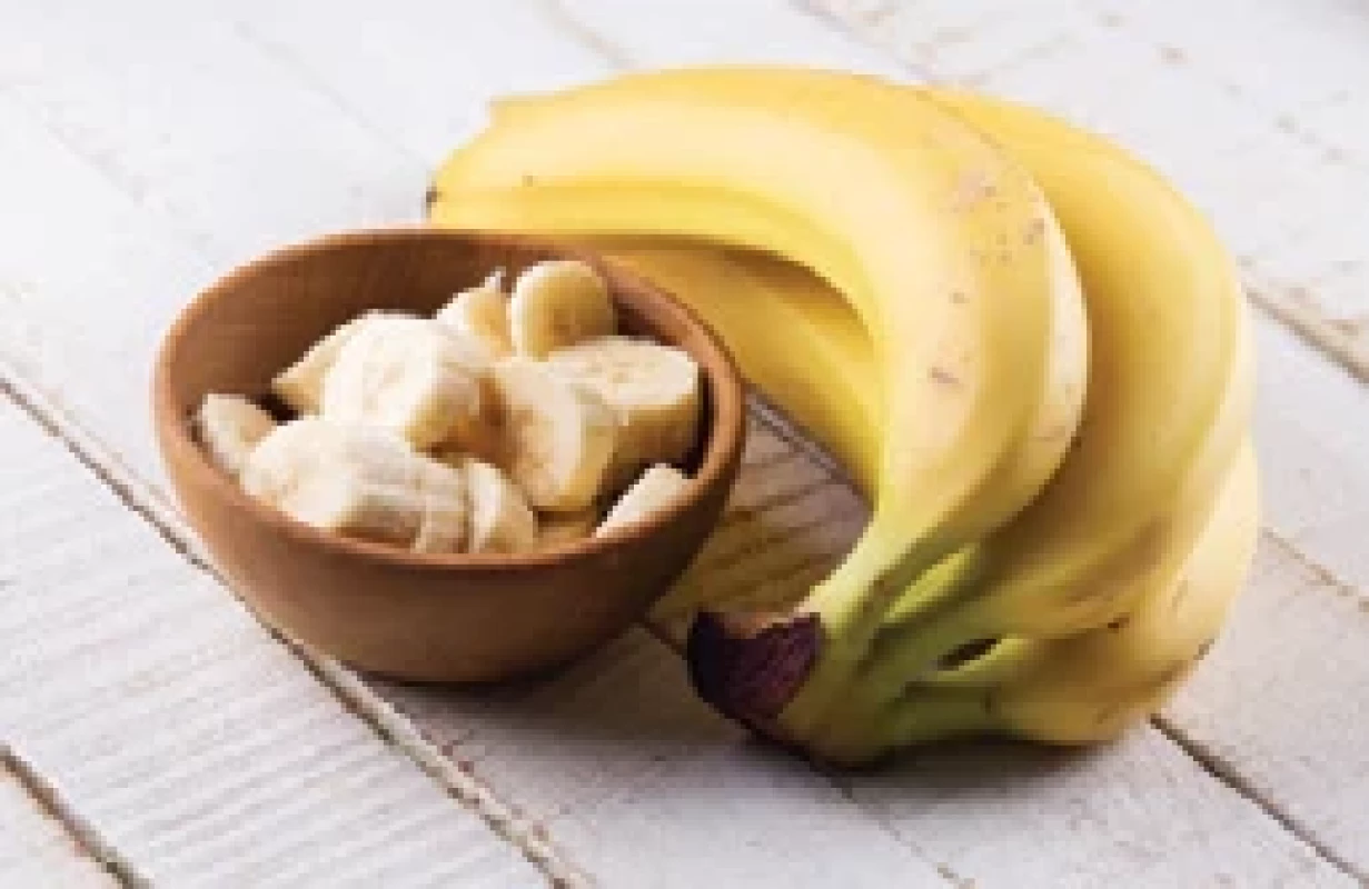 0,5–1 banán. Fig. 􀍻. 0,5–1 banana.
