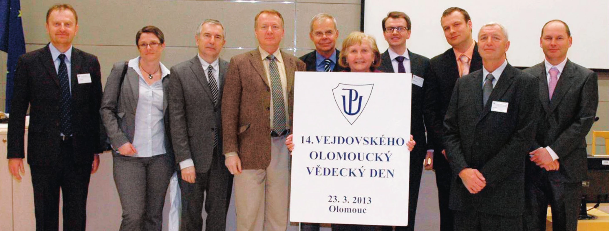 Zleva: doc. MUDr. Petr Kolář, Ph.D. (Oční klinika LF MU a FN Brno), prim. MUDr. Monika Gajdošová (Oftal, s. r. o., Špecializovaná nemocnica v odbore oftalmológia, Zvolen), doc. MUDr. Jiří Řehák, CSc., FEBO (přednosta Oční kliniky LF UP a FNOL), prim. MUDr. Ivan Fišer, Ph.D. (Lexum, Evropská oční klinika, Praha), doc. MUDr. Tomáš Sosna, CSc. (Oční oddělení Fakultní Thomayerovy nemocnice s poliklinikou, Praha), doc. MUDr. Šárka Pitrová, CSc., FEBO (předsedkyně České oftalmologické společnosti, Privátní oční klinika JL, Praha), doc. MUDr. Matúš Rehák, Ph.D., FEBO (Oční klinika LF UP a FNOL, Oční klinika a poliklinika Univerzity v Lipsku), MUDr. Martin Šín, Ph.D., FEBO (Oční klinika LF UP a FNOL), prim. MUDr. Jan Ernest, Ph.D. (prezident České vitreoretinální společnosti, Oční klinika 1. LF UK a Ústřední vojenské nemocnice, Praha), MUDr. Oldřich Chrapek, Ph.D. (vedoucí lékař vitreoretinálního centra, Oční klinika LF UP a FNOL)