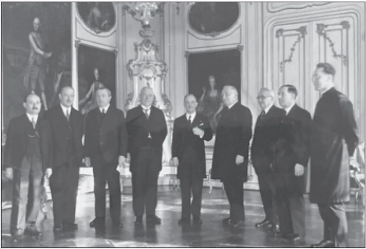 Přijetí představitelů Německé univerzity v Praze prezidentem Edvardem Benešem, 29. ledna 1936. Přítomni byli profesoři Gamper, Hilgenreiner, Hopfner, Swoboda, Winter, Pollak, Grosser a Spina; Eduard Gamper stojí druhý zprava. Zdroj: Archiv Univerzity Karlovy, fond Německé univerzity v Praze. Fig. 7. Representatives of the German University in Prague received by President Edvard Beneš on January 29. 1936. The delegation included Professors Gamper, Hilgenreiner, Hopfner, Swoboda, Winter, Pollak, Grosser and Spina; Eduard Gamper stands second from right. Source: Charles University Archives, German University in Prague collection.