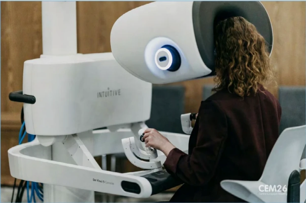 Hands-on trénink roboticky asistované chirurgie. Fig. 2. Hands-on training in robot-assisted surgery.
