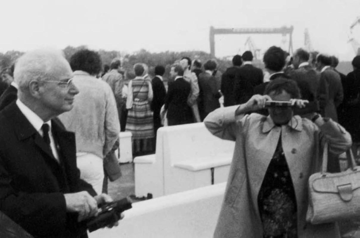 Prof. Brod stojící zleva a jeho paní v Götteborgu 1979 (snímek Dr. J. Kynčla).