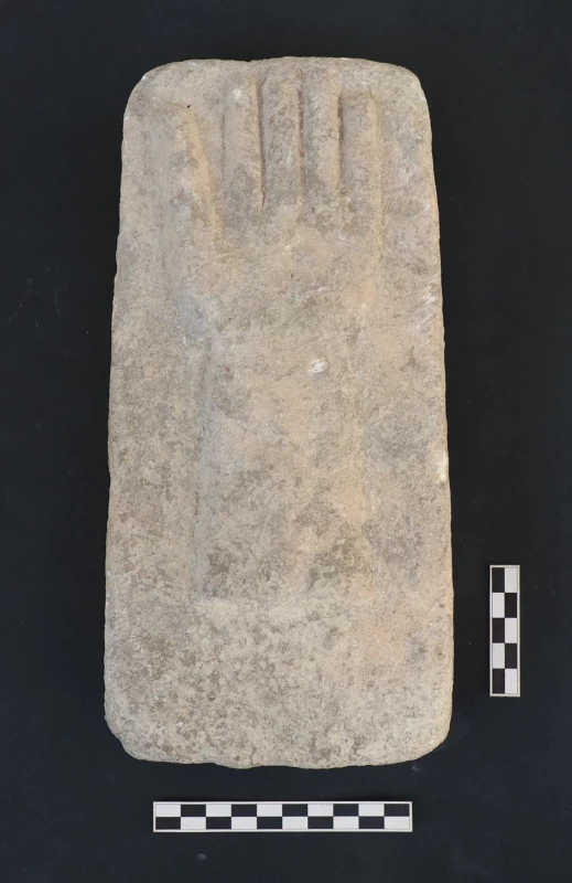 Votivní anatomický reliéf s výjevem pravé (?) ruky. Helénistické až římské období. Archeologické muzeum Paros, inv. č. 795. Foto: Pavla Alušíková Dostalíková