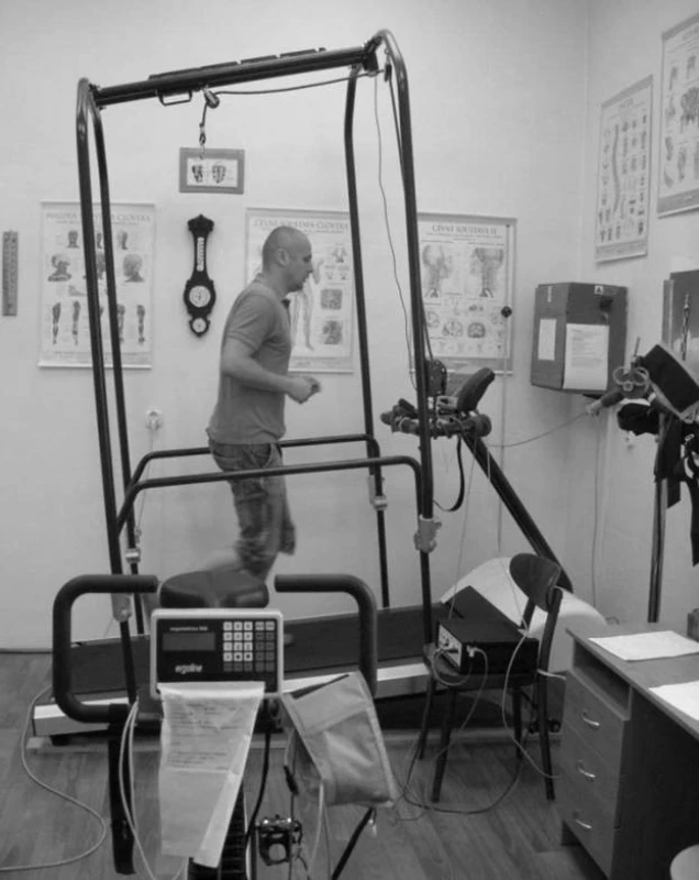Ergometrické vyšetření sportovce na chodníkovém ergometru. Na tomto chodníku lze nastavit rychlost pásu až do 25 km/hod a sklon do 20 %.