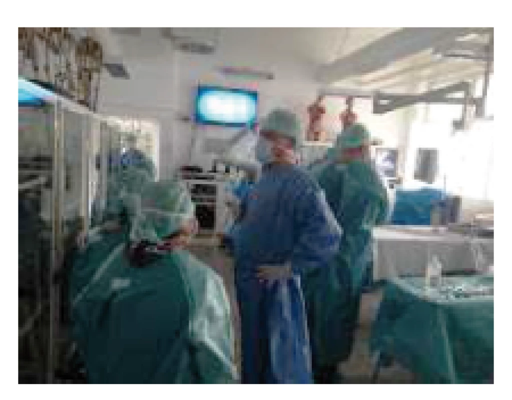 Doc. MUDr. J. Vokurka, Ph.D., při práci v desekčnom laboratóriu.