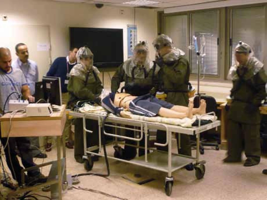 Cvičící v ochranných oděvech při zdravotnickém zásahu po použití nekonvenčních zbraní.
