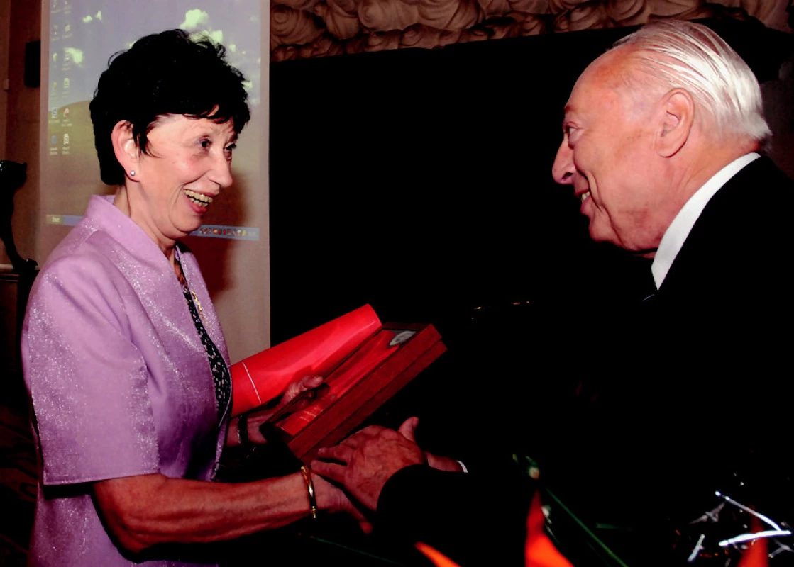 Prof. MUDr. Terezie Fučíková, DrSc., gratuluje prof. MUDr.
Jaroslav Blahoš, DrSc., předseda ČLS JEP.