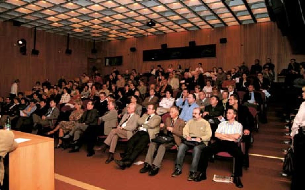 Pohled do auditoria při jednom z minulých workshopů v IKEM. V přední řadě vidíme vážené prof. Mařatku a doc. Kotrlíka.
Fig. 1. Auditorium during a previous IKEM workshop. In front are sitting prof. Maratka and doc. Kotrlik.
