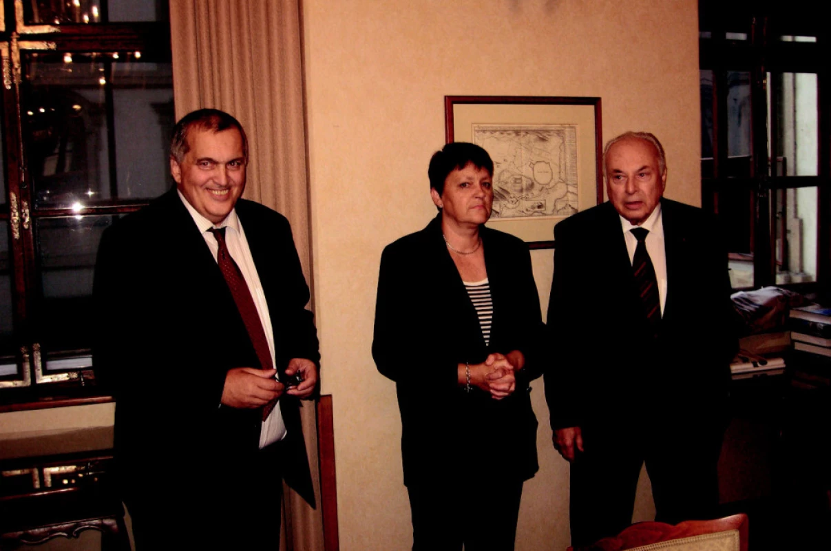 Místopředseda Senátu ČR MUDr. Jan Rakušan zahajuje slavnostní akt udělování cen za nejlepší odborné lékařské publikace v roce 2007. Zleva: MUDr. J. Rakušan, E. Ponocná, ředitelka
sekretariátu ČLS JEP, prof. MUDr. J. Blahoš, DrSc., předseda ČLS JEP. (Foto: Z. Kacetl)
